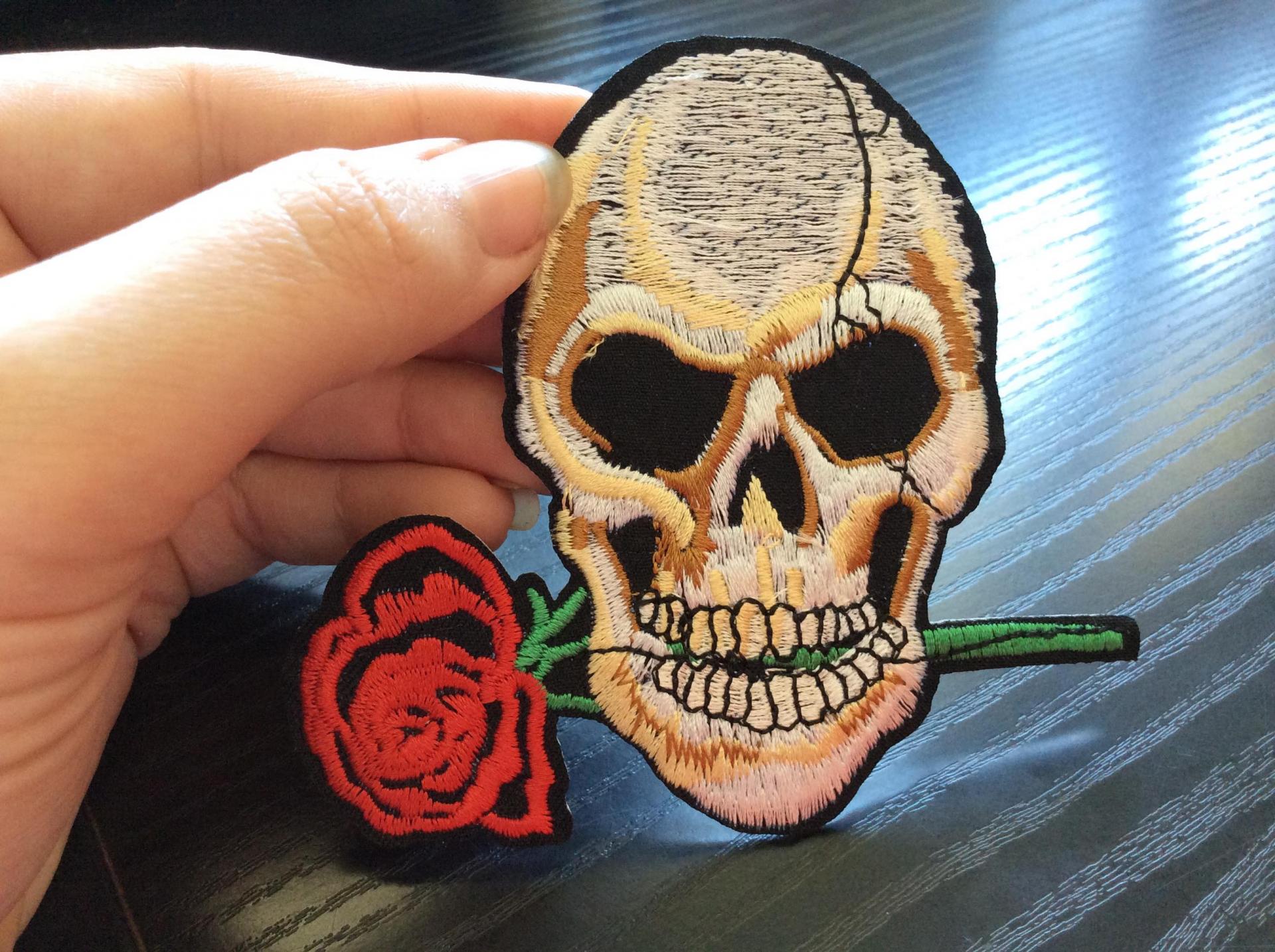 tête de mort + rose